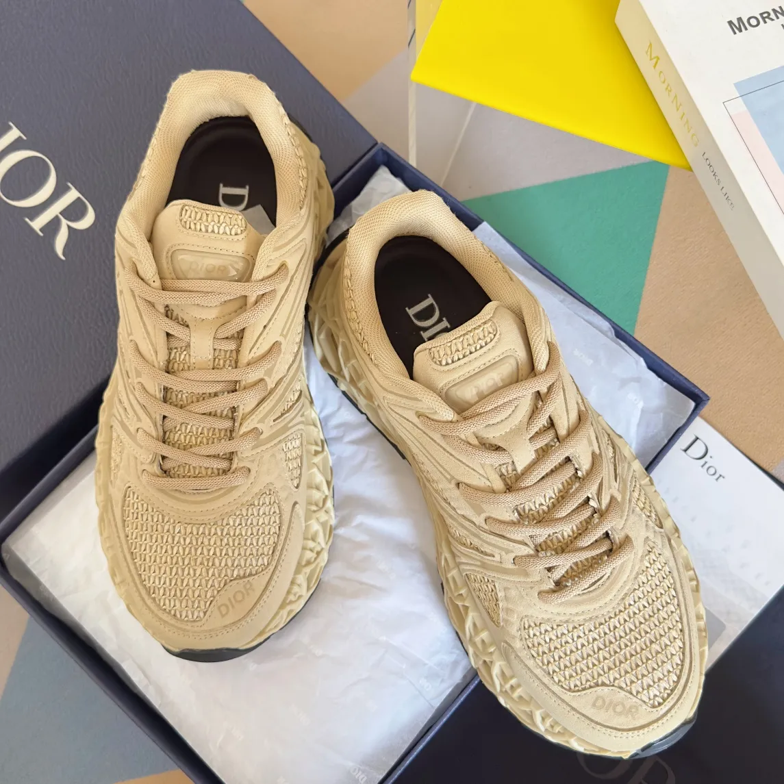 【DIOR】P:800💰 Men's 39-44. (Male 45.46 custom-made) Dior kawa Dior joint 2025ss casual sports shoes‼ ️ Reinterpret running shoes with dior’s haute couture style. b35 is made of fine-textured leather and mesh fabric materials. It can be worn in all seasons, is comfortable and breathable, and has many lines on the shoe body to outline details. It has a full retro three-dimensional feel and can create a casual look all year round!